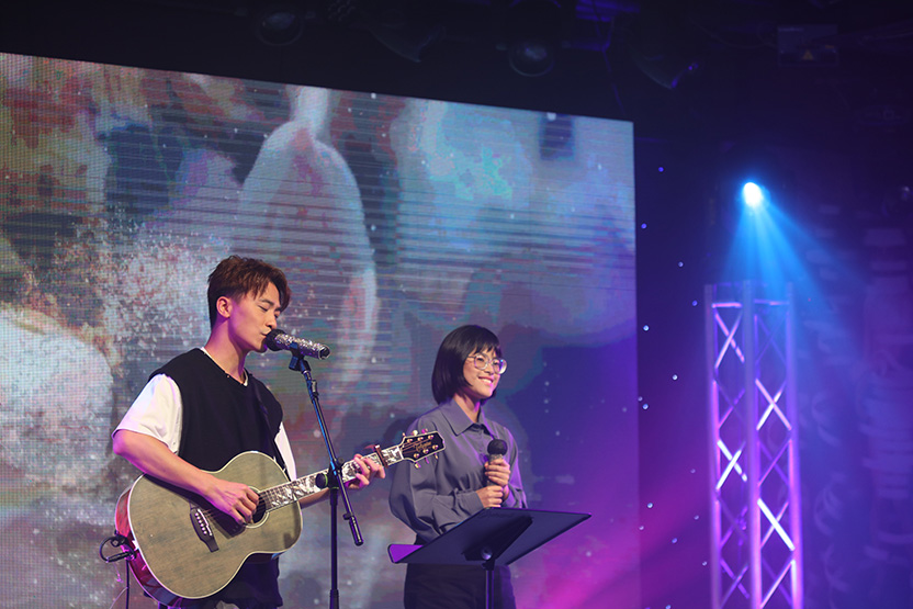 黃劍文與超級狀元焦采溢同學合唱，擔任表演嘉賓。